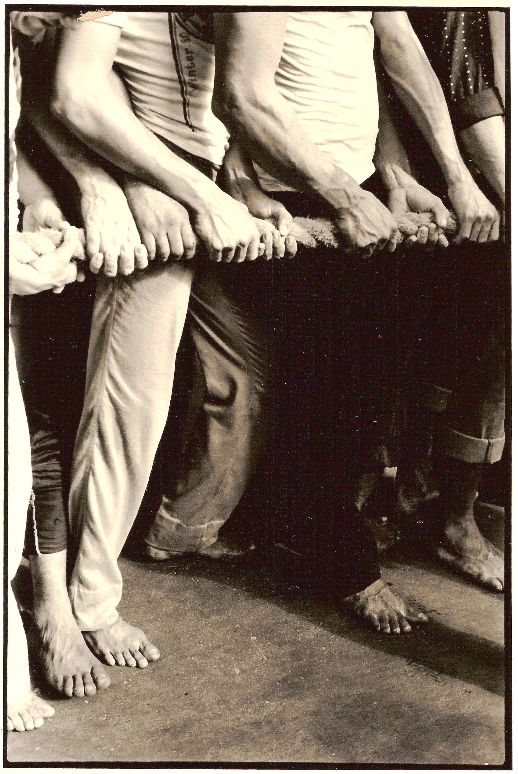Romeiros seguram a corda no Círio de Nazaré, Belém-PA (1982). Foto de Leila Jinkings.