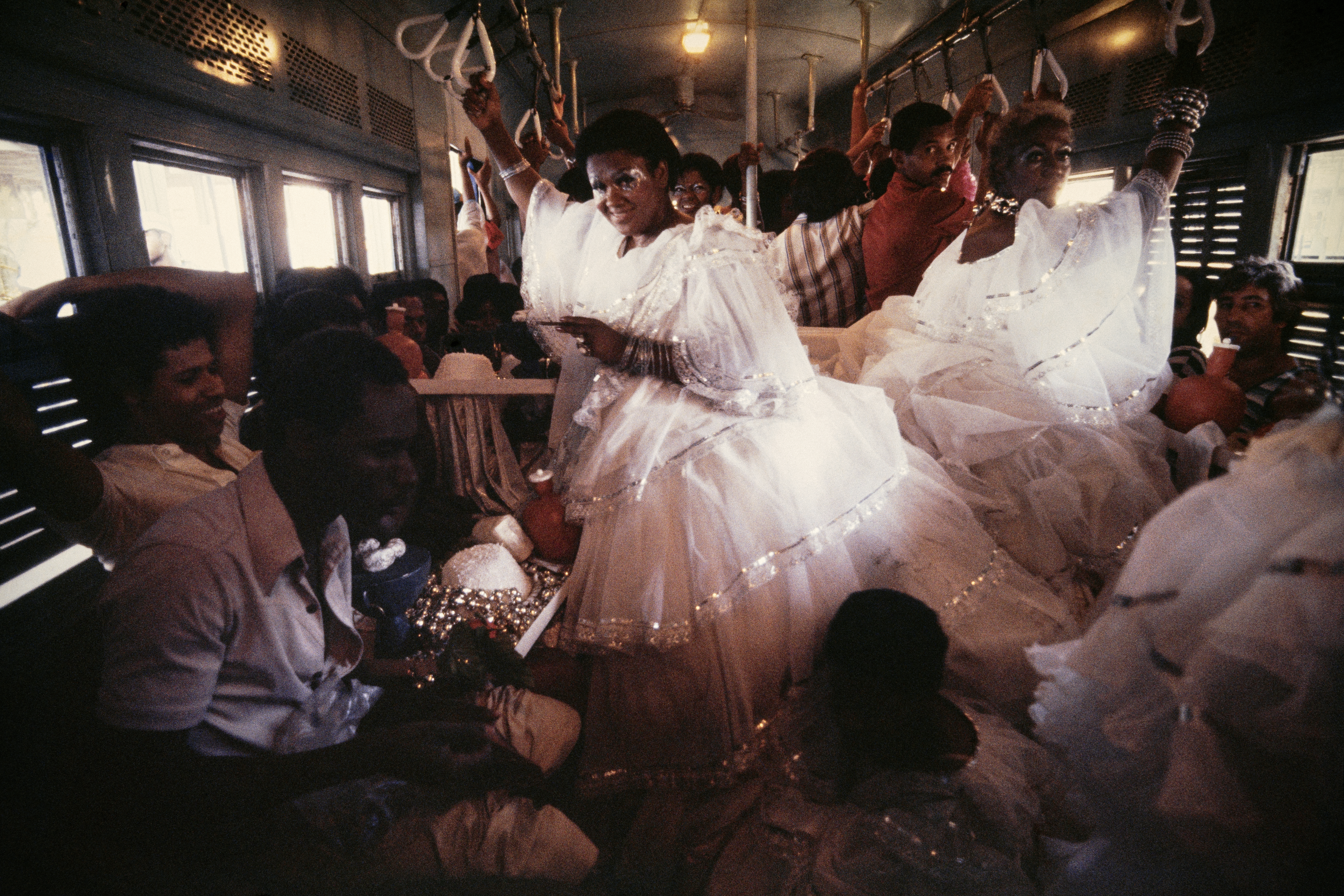 Carnaval no trem, Rio de Janeiro-RJ (1985).Foto de Walter Firmo