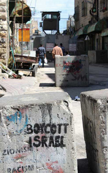 Prisioneiros: na cidade palestina de Hebron, muro e guarita israelenses. Foto LWS