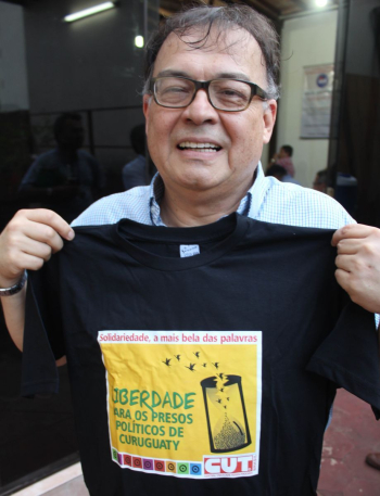 Victor Báez, secretário-geral da CSA, veste a camisa pela libertação dos presos de Curuguaty