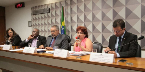 Graça Costa (ao microfone) ressaltou que pacote de ataques a direitos e à democracia vai do trabalho escravo ao impeachment (Fotos: Edgar Marra)