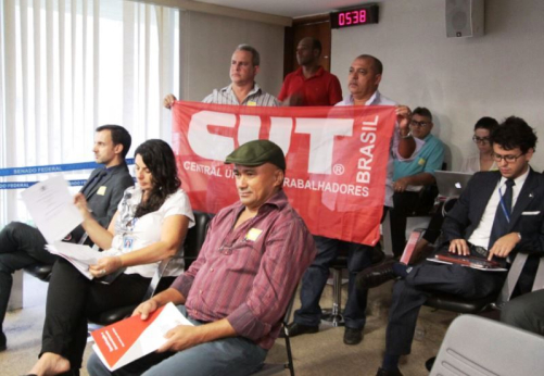 Militantes da CUT durante audiência na CDH do Senado 