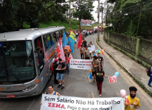 Professores de MG em greve realizam atos em todas as regiões por reajuste salarial