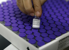 Três doses da Pfizer neutralizam ômicron, apontam estudos preliminares