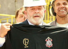 Lula passa bem, lê muito e comemora título do Corinthians, diz advogado
