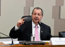 Senador vê relação entre joias de Bolsonaro e  venda da refinaria baiana aos árabes