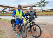 Após pedalar 2.200 km, dupla de Porto Alegre chega a Brasília para posse de Lula