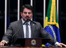 Senador bolsonarista reclama do salário de R$ 33,7 mil