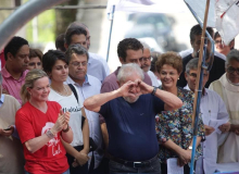 Gleisi apela aos manifestantes: deixem Lula cumprir ordem da Justiça
