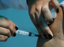 Covid-19: Saúde antecipa nova dose da bivalente para idosos