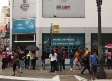 Taxa de desemprego do trimestre encerrado em fevereiro é a menor desde 2015
