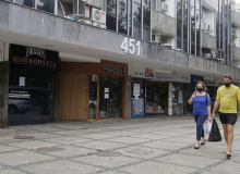 Ômicron fecha lojas e bancos e faz farmacêuticas ampliarem produção de remédios