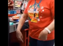 RJ: Caixa do supermercado Assaí se urina após ser impedida de usar o banheiro