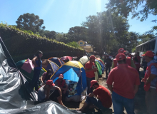 Caravanas chegam à Vigília para acompanhar lançamento da pré-candidatura de Lula