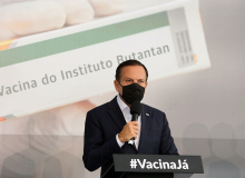Matéria prima da CoronaVac está retida na China e produção da vacina está parada