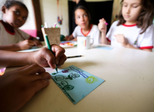 Com ensino a distância, Bolsonaro tira alunos da escola para beneficiar empresas