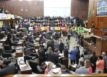 Deputados do RS aprovam pacote que desmonta plano de carreira do magistério