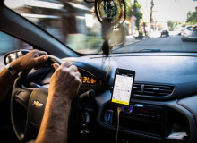 Motoristas da Uber protestam contra falta de reajuste e bloqueio de contas no RS