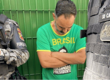 Bolsonaristas agridem equipes de TV durante atos golpistas em Porto Alegre