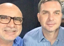 Queiroz e parentes de ex-mulher de Bolsonaro são alvos de operação no Rio