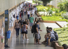Austeridade fiscal e crise econômica pós-golpe afastam pobres das universidades