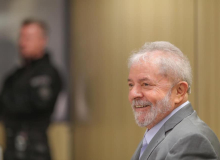 Lula segue na liderança e tem 43% das intenções de voto contra 28% de Bolsonaro