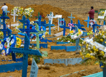 Atraso do governo Bolsonaro na vacinação causou morte de 47 mil idosos