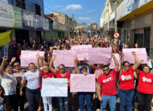 Servidores municipais de Iguatu paralisam atividades e lotam as ruas em protesto