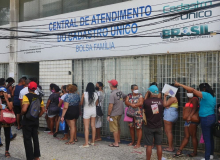 Desesperados e sem renda, brasileiros fazem fila para se inscrever no Auxílio Brasil