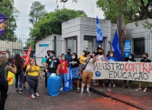 Estudantes da UFRGS protestam contra ministro da Educação em Porto Alegre