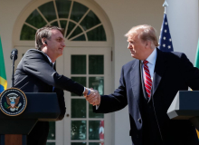 Trump pode sofrer impeachment por atentado à democracia. Aqui, Bolsonaro fica impune