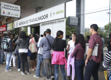 3,2 milhões de pessoas procuram emprego há 2 anos no país dos pacotes econômicos