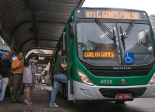 Melo sanciona lei que joga cerca de 3 mil cobradores de ônibus no desemprego