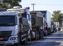 Caminhoneiros sinalizam nova greve e criticam 'esmolas' do governo Bolsonaro