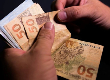 Cesta básica sobe 34,7% em 2 anos e governo Leite oferece 2,73% para mínimo regional