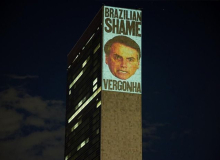 Mentiroso, vergonha do Brasil; projeção no prédio da ONU recepciona Bolsonaro em NY