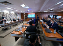 Senadores criticam presidente da Petrobras por aumentos nos preços dos combustíveis