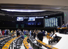 Câmara aprova PL que permite a bancos penhorar casas de famílias inadimplentes