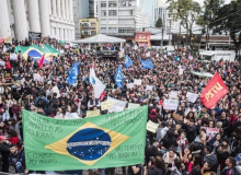 PR: Estudantes protestam contra cortes em universidades federais e técnicas