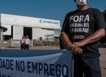 Trabalhadores da Embraer estão em greve contra demissões e fim de supersalários