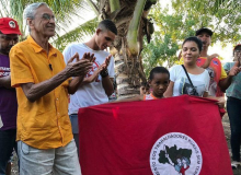 Caetano Veloso visita assentamento do MST e defende produção agroecológica