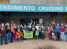 Trabalhadores e usuários do SUS protestam contra desmonte na saúde em Porto Alegre