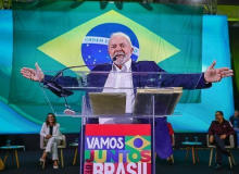 Lula tem 11 pontos de vantagem sobre Bolsonaro no segundo turno, diz PoderData