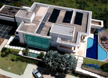 Família Bolsonaro adquiriu 107 imóveis; 51 deles foram pagos em dinheiro vivo
