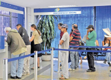 Fila do INSS: Espera por pagamento de benefícios previdenciários pode demorar um ano