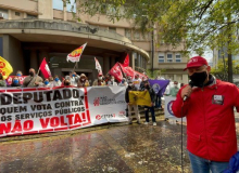 CUT-RS, centrais e servidores protestam contra PEC 32 em Porto Alegre