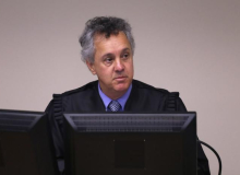 Juízes do TRF4 afrontam STF e, ao invés de anular sentença, aumentam pena de Lula