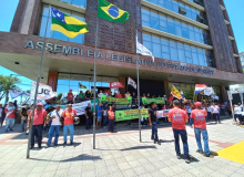 Contra a privatização e pelos empregos: servidores protestam pelas ruas de Aracaju