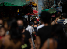 Com aumento de Covid-19, EUA estuda volta do uso de máscara. Um alerta ao Brasil