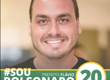 Ministério Público do Rio investiga Carlos Bolsonaro por "esquema Queiroz"
